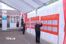 Phường Việt Hưng, thành phố Hà Nội, khẩn trương hoàn tất công tác chuẩn bị tại các khu vực bỏ phiếu, bảo đảm an ninh, an toàn. (Ảnh: Phan Phương/TTXVN)