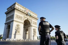 Cảnh sát Pháp tăng cường an ninh tại thủ đô Paris. (Ảnh: Kyodo/TTXVN)
