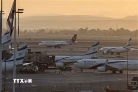 Các máy bay tại sân bay Ben Gurion ở miền Trung Israel. (Ảnh: IRNA/TTXVN)