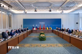 Ngoại trưởng Thổ Nhĩ Kỳ Hakan Fidan (giữa) chủ trì cuộc đàm phán thứ hai giữa Nga và Ukraine tại Istanbul. (Ảnh: AA/TTXVN)