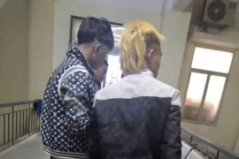 Hình ảnh T.N.M và N.V.T kiểm tra ma túy và nồng độ cồn tại Trung tâm y tế. (Ảnh: Công an cung cấp)