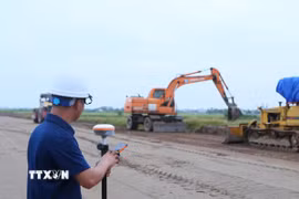 Sử dụng thiết bị định vị vệ tinh để đo đạc thực địa ngoài địa hình. (Ảnh: Công Luật/TTXVN)