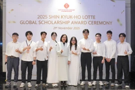 Các sinh viên nhận học bổng Lotte 2025. (Nguồn: Báo Giáo dục và Thời đại)