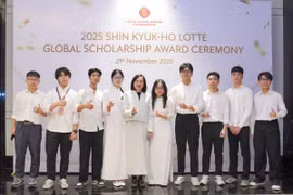 Các sinh viên nhận học bổng Lotte 2025. (Nguồn: Báo Giáo dục và Thời đại)
