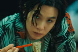 Suga trong MV "Haegeum."