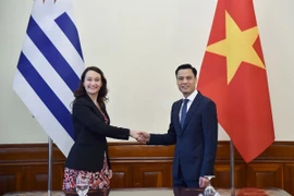 Thứ trưởng Bộ Ngoại giao Đặng Hoàng Giang và Thứ trưởng Bộ Ngoại giao Uruguay Valeria Csusaki Cabrera. (Nguồn: Bộ Ngoại giao)
