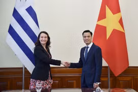 Thứ trưởng Bộ Ngoại giao Đặng Hoàng Giang và Thứ trưởng Bộ Ngoại giao Uruguay Valeria Csusaki Cabrera. (Nguồn: Bộ Ngoại giao)