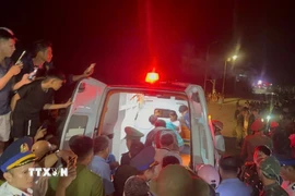 Khoảnh khắc cơ quan chức năng, người dân Lý Sơn đón 3 người mất tích trở về. (Ảnh: TTXVN phát)