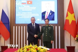Đại tướng Phan Văn Giang chào đón Đại tướng Sergei Shoigu tới thăm và làm việc với Bộ Quốc phòng Việt Nam. (Ảnh: Hồng Pha/TTXVN phát)