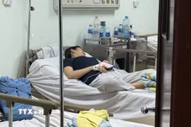 Bệnh nhân nghi ngộ độc thực phẩm sau khi dự bữa tiệc tất niên đang điều trị tại Bệnh viện Đa khoa Bà Rịa. (Ảnh: Hoàng Nhị/TTXVN)