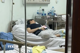 Bệnh nhân nghi ngộ độc thực phẩm sau khi dự bữa tiệc tất niên đang điều trị tại Bệnh viện Đa khoa Bà Rịa. (Ảnh: Hoàng Nhị/TTXVN)