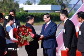Lễ đón Thủ tướng Phạm Minh Chính đến Thủ đô Vientiane đồng chủ trì Kỳ họp lần thứ 48 Ủy ban liên Chính phủ Việt Nam-Lào. (Ảnh: Dương Giang/TTXVN)