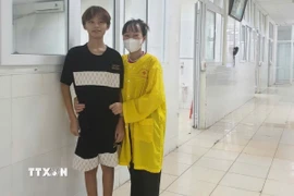 Bệnh nhân được ra viện sau hơn 40 ngày, tiếp tục phác đồ điều trị ngoại trú và tái khám theo lịch hẹn. (Ảnh: TTXVN phát)