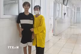 Bệnh nhân được ra viện sau hơn 40 ngày, tiếp tục phác đồ điều trị ngoại trú và tái khám theo lịch hẹn. (Ảnh: TTXVN phát)