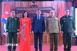 Các đại biểu chụp ảnh tại lễ kỷ niệm. (Ảnh: Việt Hùng/TTXVN)