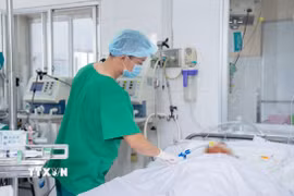 Nhân viên y tế Bệnh viện Chợ Rẫy điều trị, chăm sóc cho nạn nhân vụ cháy. (Ảnh: TTXVN phát)