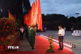 Lãnh đạo Thành phố Hồ Chí Minh phát biểu trước anh linh các Anh hùng liệt sỹ tại Nghĩa trang Hàng Dương. (Ảnh: Huỳnh Sơn/TTXVN)