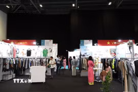 Khu trưng bày sản phẩm của 10 doanh nghiệp dệt may Việt Nam tham dự Source Fashion 2026. (Ảnh: Hữu Tiến/TTXVN)