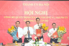 Phó Bí thư Thường trực Thành ủy Hà Nội Nguyễn Trọng Đông trao quyết định và tặng hoa chúc mừng các đồng chí nhận nhiệm vụ mới.
