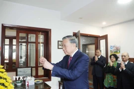 Tổng Bí thư Tô Lâm dâng hương tưởng nhớ cố Thủ tướng Chính phủ Phạm Văn Đồng. (Ảnh: Thống Nhất/TTXVN)