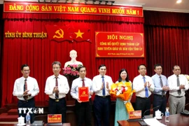 Trao Quyết định thành lập Ban Tuyên giáo và Dân vận Tỉnh ủy Bình Thuận. (Ảnh: Nguyễn Thanh/TTXVN)