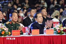 Chương trình nghệ thuật đặc biệt được xây dựng theo hành trình lịch sử của đất nước với 3 chương theo chủ đề “Ánh sáng dẫn đường;” “Ánh sáng đổi mới;” “Kỷ nguyên ánh sáng.” (Ảnh: Thanh Tùng/TTXVN)