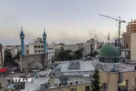 Khói bốc lên sau một cuộc không kích tại Tehran, Iran. (Ảnh: THX/TTXVN)