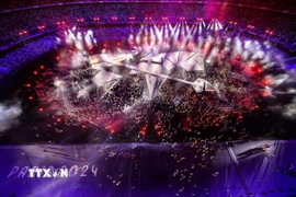 Bế mạc Olympic Paris 2024 - bữa tiệc của âm thanh và ánh sáng. (Ảnh: THX/TTXVN)
