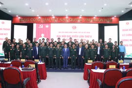 Phó Tổng giám đốc TTXVN Nguyễn Tuấn Hùng, Thiếu tướng Hồ Bá Vinh, Ủy viên Ban Thường vụ, Phó trưởng ban Công tác CCB Hội Cựu chiến binh Việt Nam, các nguyên lãnh đạo TTXVN và các đại biểu tại Đại hội Hội Cựu chiến binh TTXVN lần thứ V, nhiệm kỳ 2025-2030. (Ảnh: TTXVN)