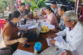 Tổ công tác thôn Phú Nam (xã Tam Xuân 2) tổ chức lấy ý kiến cử tri về phương án sắp xếp đơn vị hành chính cấp xã và hợp nhất tỉnh. (Nguồn: Báo Quảng Nam)