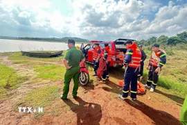 Lực lực chức năng triển khai phương án tìm kiếm thi thể anh Khôi dưới hồ thủy điện Thác Mơ. (Ảnh: Đậu Tất Thành/TTXVN)