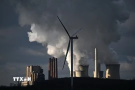 Khói thải bốc lên tại nhà máy điện than RWE ở Neurath, miền Tây Đức. (Ảnh: Getty Images/TTXVN)