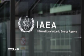 Biểu tượng Cơ quan Năng lượng nguyên tử quốc tế (IAEA) tại trụ sở ở Vienna, Áo. (Ảnh: THX/TTXVN)