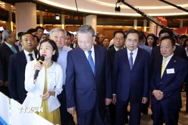 Tổng Bí thư Tô Lâm và các đại biểu tham quan triển lãm "Những thành tựu trong xây dựng và thực thi pháp luật" và "Những thành tựu trong phát triển kinh tế tư nhân và các gian hàng trưng bày sản phẩm của các doanh nghiệp tư nhân." (Ảnh: Thống Nhất/TTXVN)