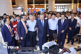 Tổng Bí thư Tô Lâm và các đại biểu tham quan triển lãm "Những thành tựu trong xây dựng và thực thi pháp luật" và "Những thành tựu trong phát triển kinh tế tư nhân và các gian hàng trưng bày sản phẩm của các doanh nghiệp tư nhân." (Ảnh: Thống Nhất/TTXVN)