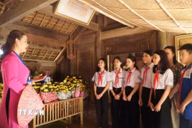 Học sinh tham quan Khu Di tích quốc gia đặc biệt Kim Liên (Nam Đàn, Nghệ An). (Ảnh: Bích Huệ/TTXVN)