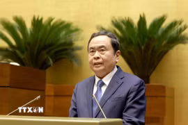 Chủ tịch Quốc hội Trần Thanh Mẫn trình bày chuyên đề "Nội dung trọng tâm, cốt lõi của Nghị quyết số 66-NQ/TW, ngày 30/4/2025 của Bộ Chính trị về đổi mới công tác xây dựng và thi hành pháp luật đáp ứng yêu cầu phát triển đất nước trong kỷ nguyên mới và Kế hoạch hành động thực hiện Nghị quyết số 66-NQ/TW." (Ảnh: Phương Hoa/TTXVN)