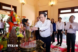 Chủ tịch Quốc hội Trần Thanh Mẫn dâng hoa, dâng hương tưởng nhớ đồng chí Võ Văn Kiệt. (Ảnh: Doãn Tấn/TTXVN)