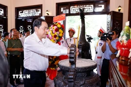 Chủ tịch Quốc hội Trần Thanh Mẫn dâng hương tưởng nhớ đồng chí Phạm Hùng. (Ảnh: Doãn Tấn/TTXVN)