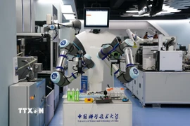Robot AI làm việc tại phòng thí nghiệm hóa học của Đại học Khoa học và Công nghệ Trung Quốc ở tỉnh An Huy. (Ảnh: THX/TTXVN)