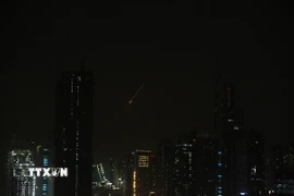 Vệt sáng sau khi hệ thống phòng không của Các tiểu vương quốc Arab thống nhất (UAE) đánh chặn tên lửa của Iran trên bầu trời thành phố Dubai. (Ảnh: THX/TTXVN)