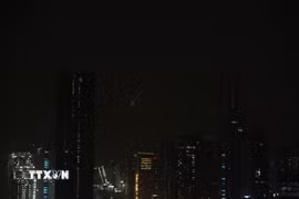 Vệt sáng sau khi hệ thống phòng không của Các tiểu vương quốc Arab thống nhất (UAE) đánh chặn tên lửa của Iran trên bầu trời thành phố Dubai. (Ảnh: THX/TTXVN)