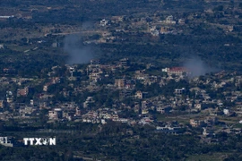 Khói bốc sau các cuộc không kích của Israel xuống miền Nam Liban ngày 8/3. (Ảnh: THX/TTXVN)