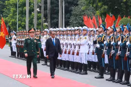 Phó Thủ tướng, Bộ trưởng Quốc phòng Phan Văn Giang và Bộ trưởng Quốc phòng Malaysia Dato Seri Mohamed Khaled Bin Nordin duyệt Đội danh dự Quân đội nhân dân Việt Nam. (Ảnh: Trọng Đức/TTXVN)