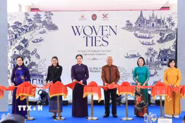 Chủ tịch Quốc hội kiêm Chủ tịch Hạ viện Thái Lan Sophon Zaram cùng các đại biểu cắt băng khai mạc triển lãm. (Ảnh: Tuấn Anh/TTXVN)