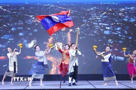 Tiết mục nghệ thuật biểu diễn trong chương trình chiêu đãi Kỷ niệm 50 năm Quốc khánh nước Cộng hòa dân chủ nhân dân Lào do Đại sứ quán Lào tại Việt Nam tổ chức. (Ảnh: Phương Hoa/TTXVN)