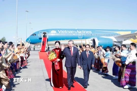 Lễ đón Tổng Bí thư Tô Lâm cùng Phu nhân tại sân bay quốc tế Wattay. (Ảnh: Thống Nhất/TTXVN)