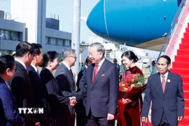 Lễ đón Tổng Bí thư Tô Lâm cùng Phu nhân tại sân bay quốc tế Wattay. (Ảnh: Thống Nhất/TTXVN)