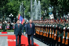 Tổng Bí thư, Chủ tịch nước Lào Thongloun Sisoulith và Tổng Bí thư Tô Lâm duyệt Đội danh dự Quân đội nhân dân Lào. (Ảnh: Thống Nhất/TTXVN)