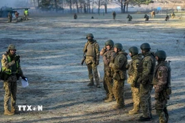Binh sỹ Ukraine tham gia một buổi huấn luyện ở ngoại ô Kiev. (Ảnh: AFP/TTXVN)